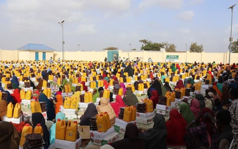 مركز الملك سلمان يوزع 500 طن من المساعدات الغذائية على متضرري الفيضانات في الصومال