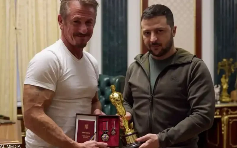 ممثل أمريكي يهدي الرئيس الأوكراني جائزة أوسكار: بعد الفوز بالحرب أعده لي